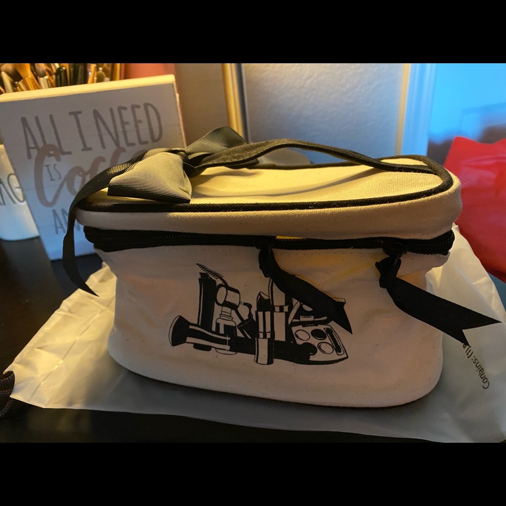 Hallmart cosmetic bag 🌹